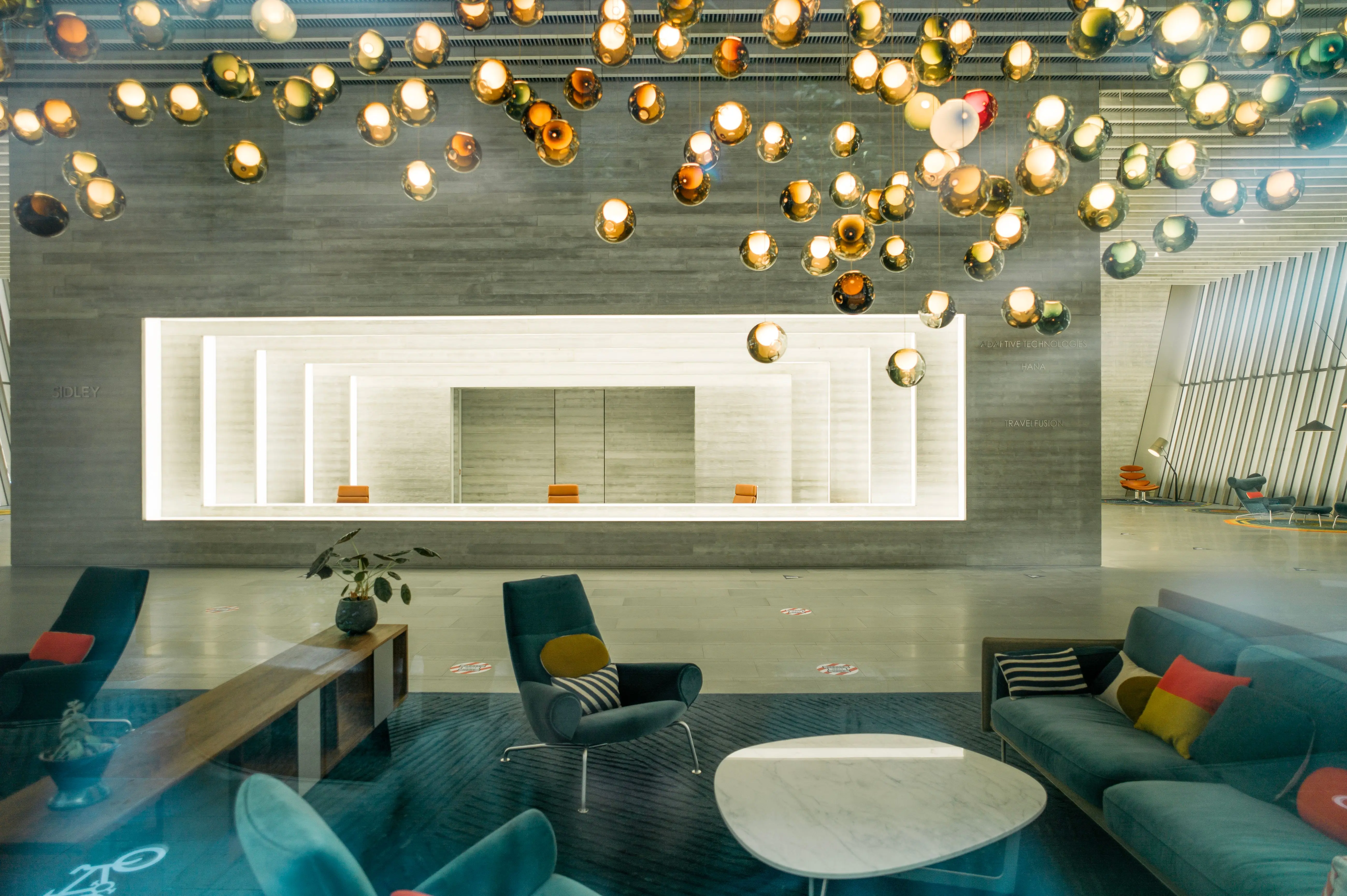 Conception d’un hall professionnel au design contemporain par un architecte d’intérieur à Antibes