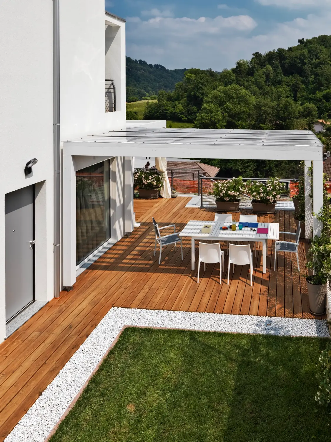 Terrasse de maison aménagée avec pergola et espace repas extérieur dans un projet d’aménagement résidentiel