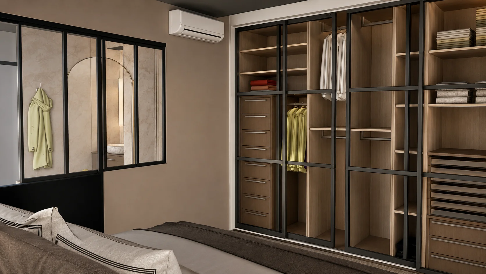 Chambre avec dressing coulissant et verrière sur la salle de bain