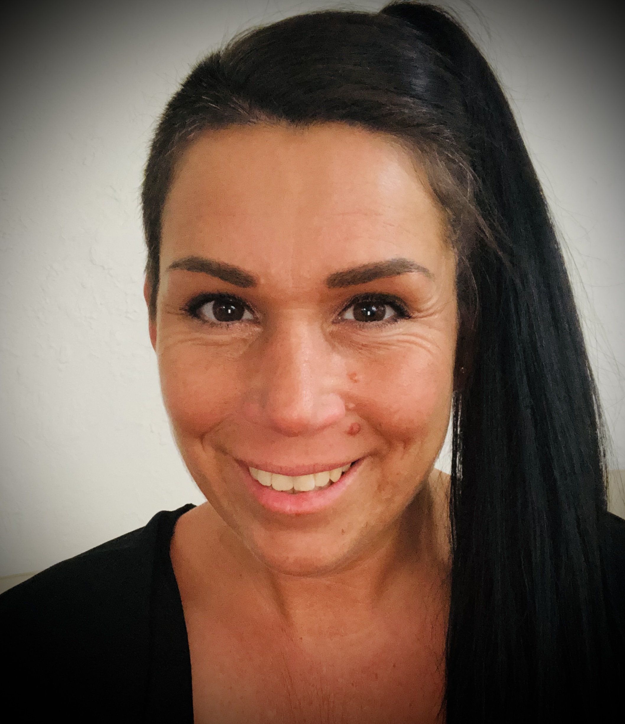 Portrait de Charlotte Ragot – fondatrice RC Design Intérieur, experte en rénovation et design intérieur à Antibes