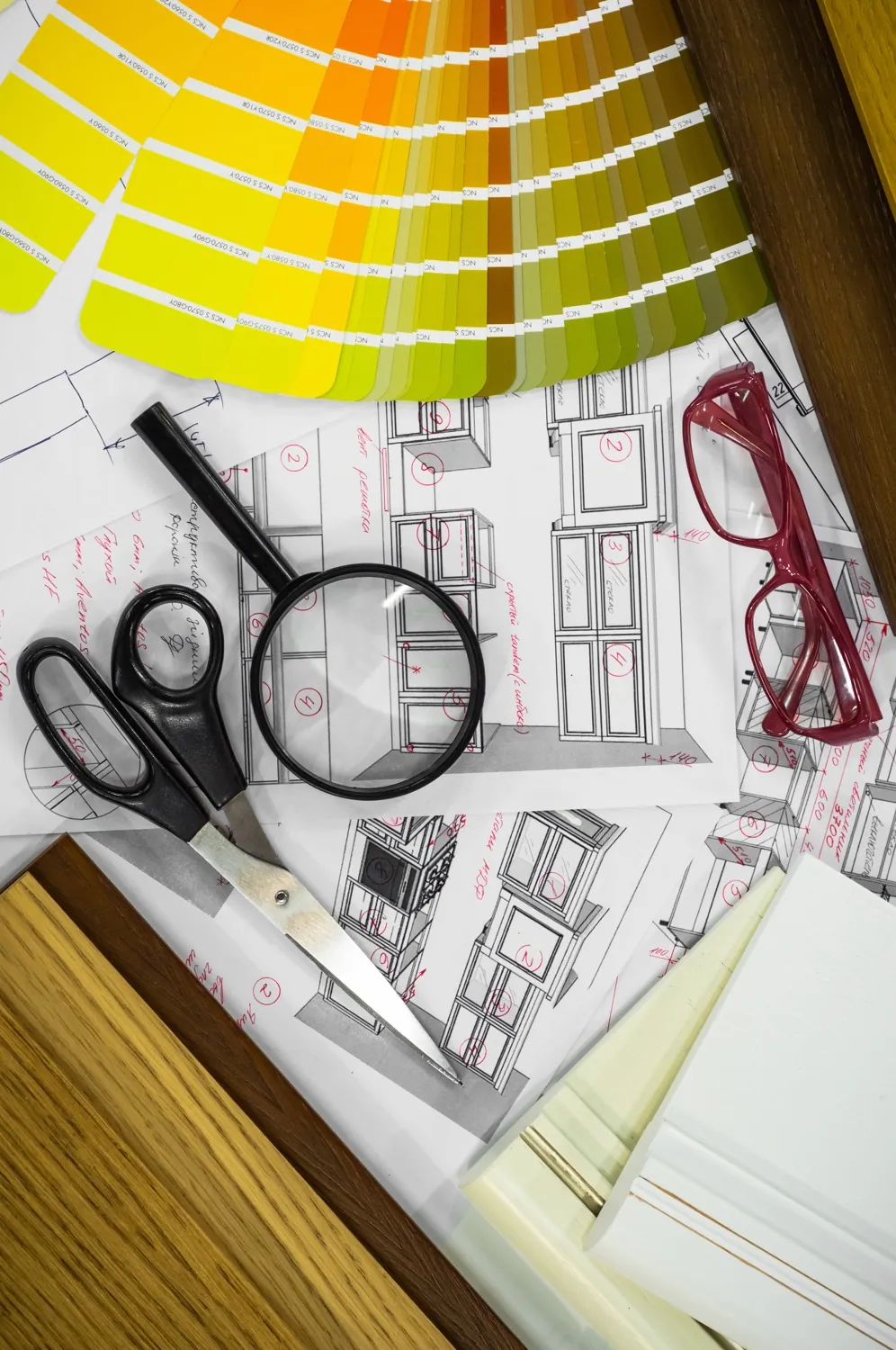 Nuancier de couleurs et plans d’aménagement utilisés pour définir les finitions d’un projet de rénovation intérieure