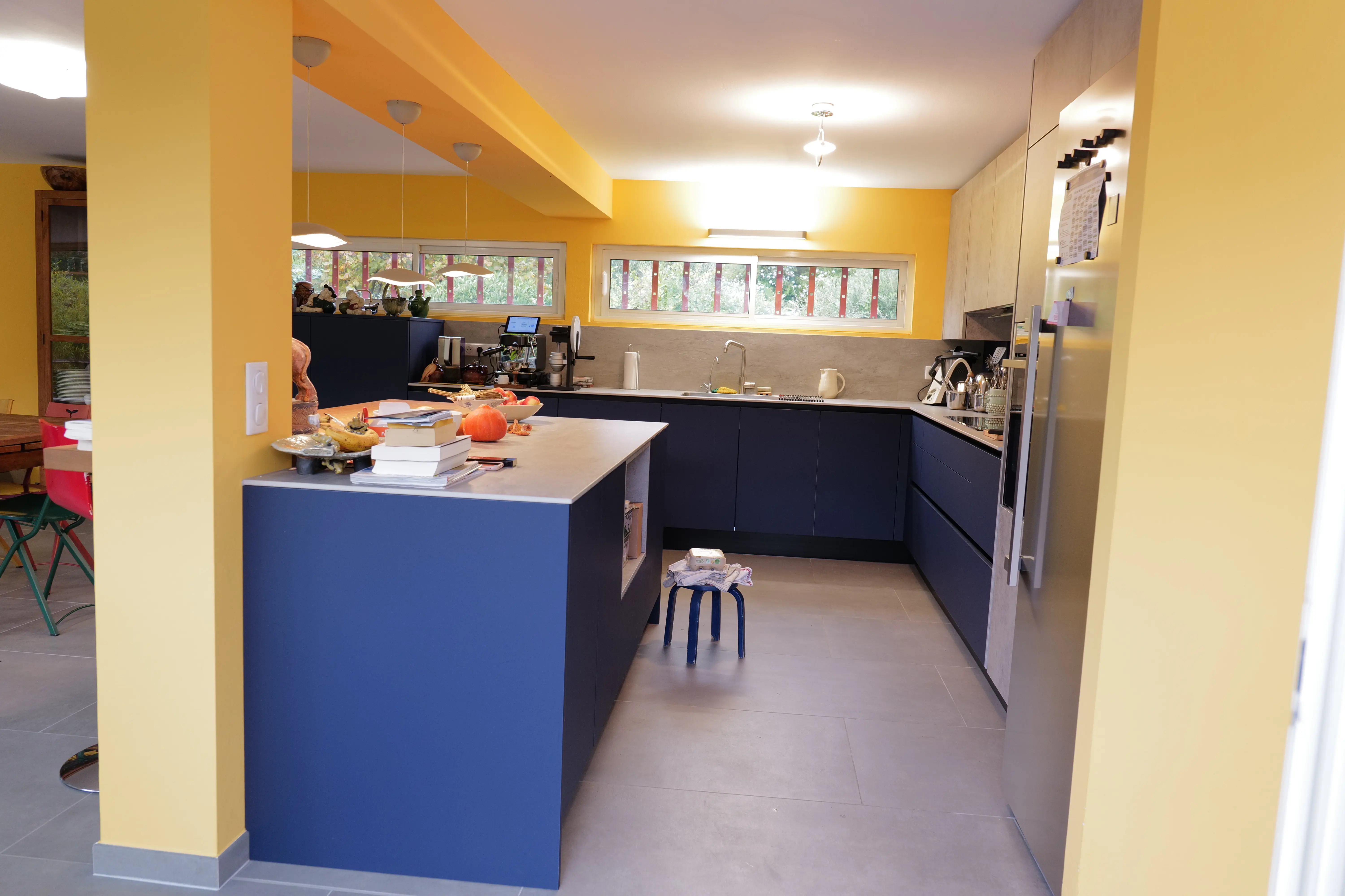 Nouvelle cuisine moderne avec salle à manger traditionnelle – rénovation villa Roquefort-les-Pins