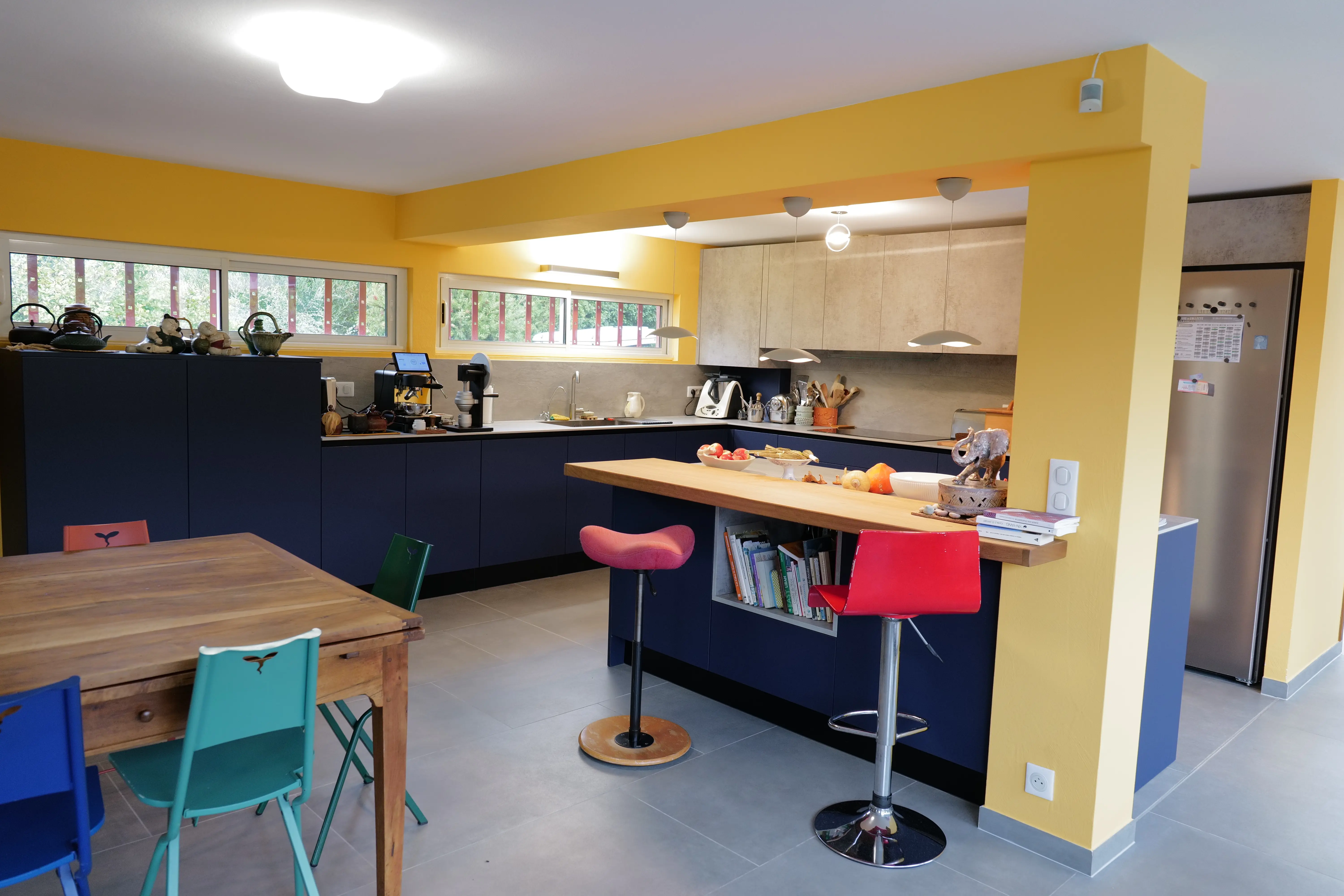 Nouvelle cuisine moderne avec salle à manger traditionnelle – rénovation villa Roquefort-les-Pins