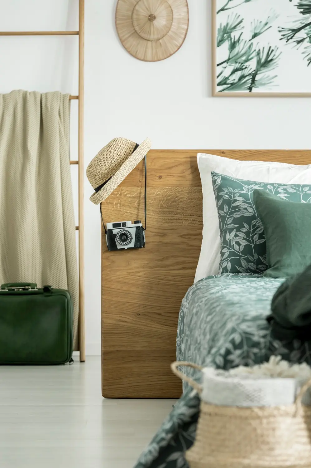 Décoration d’une chambre au style naturel avec tête de lit en bois, textiles verts et accessoires décoratifs modernes