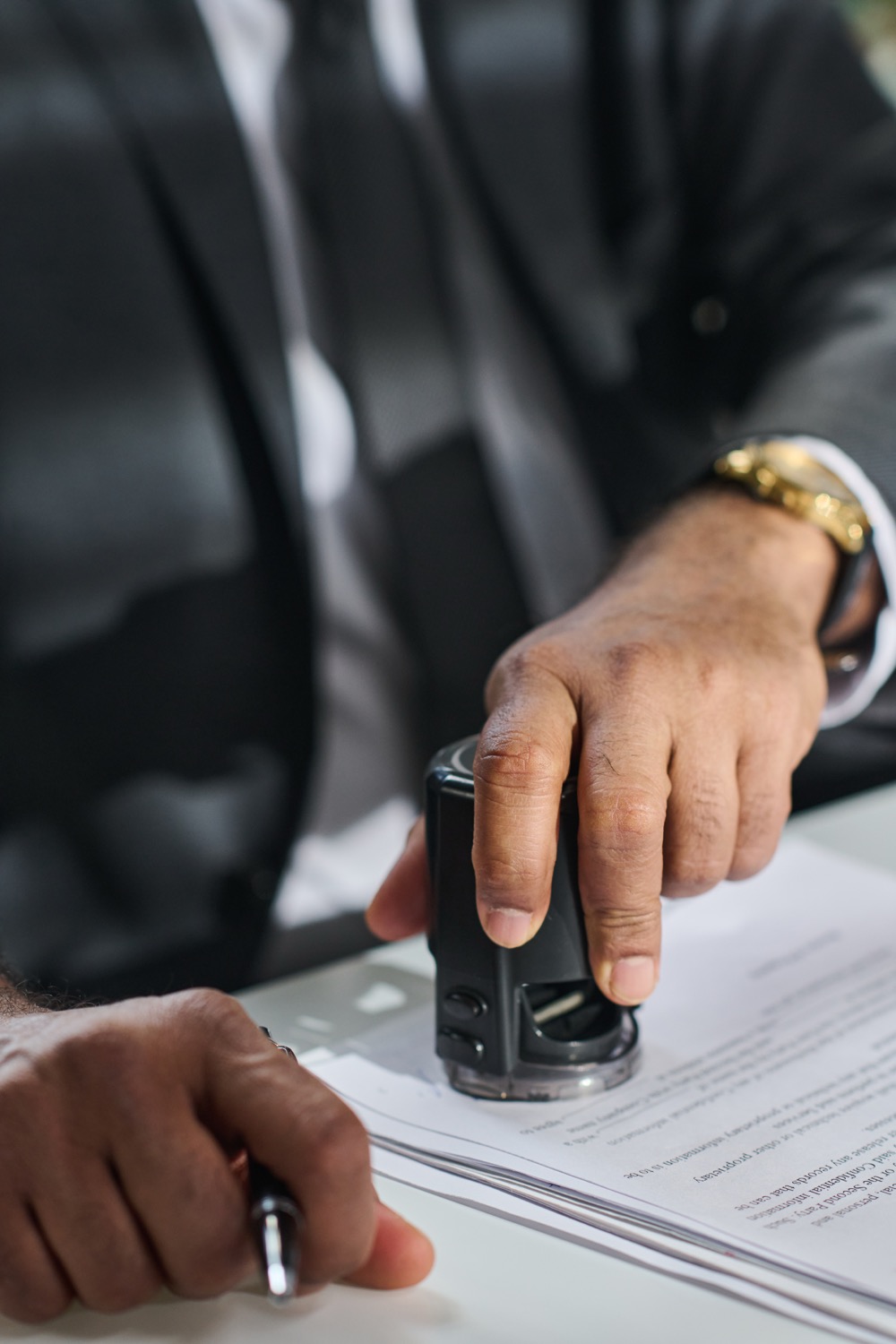 Notaire signant un acte d’achat immobilier pour un bien à rénover sur la Côte d’Azur