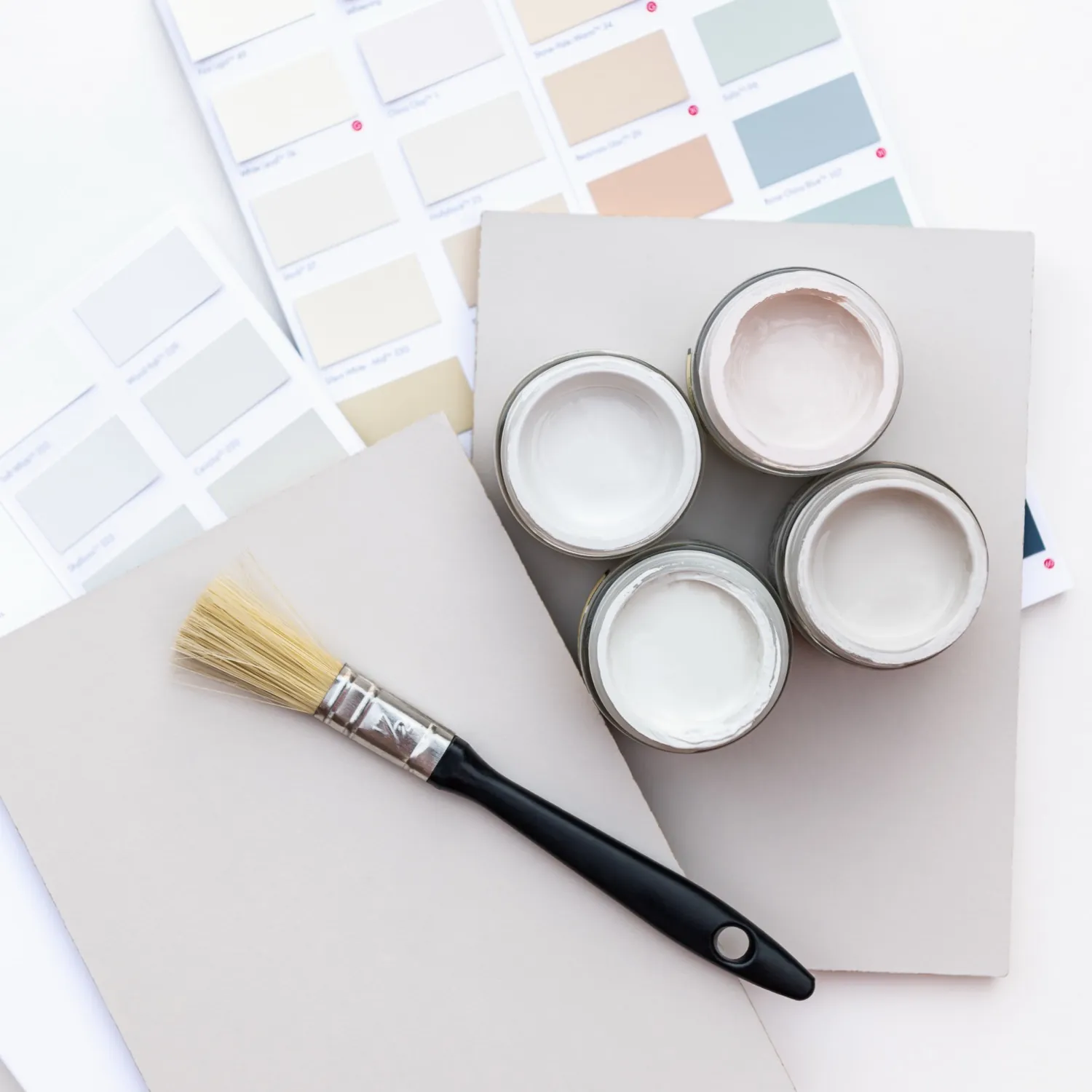 Choix de couleurs de peinture avec nuancier et pots d’échantillons pour rénovation intérieure et décoration