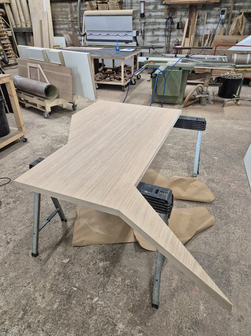 Atelier menuiserie RC Design Intérieur – plan de travail monobloc pour bureau sur mesure à Antibes