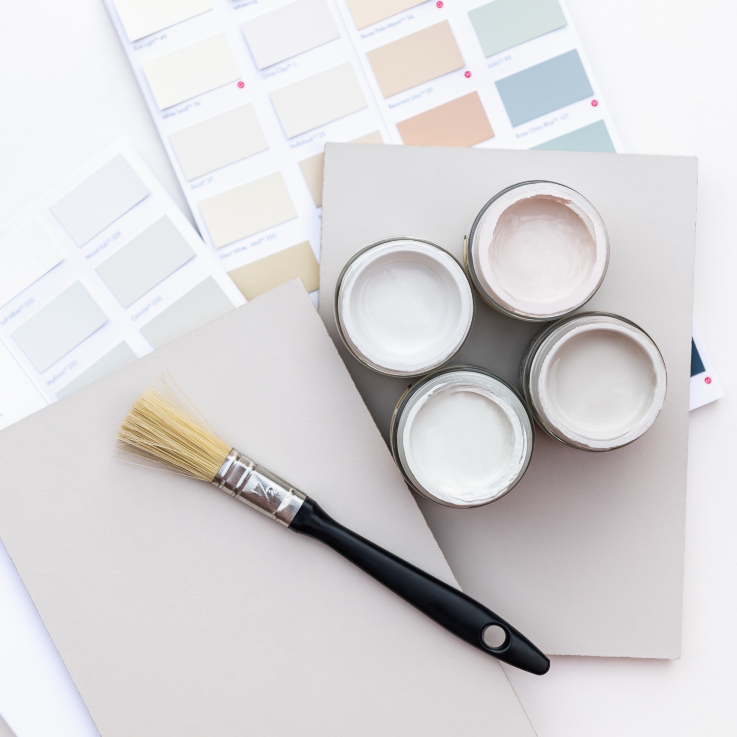 Sélection de couleurs avec pot de peinture et nuancier Pantone – rénovation intérieure Antibes
