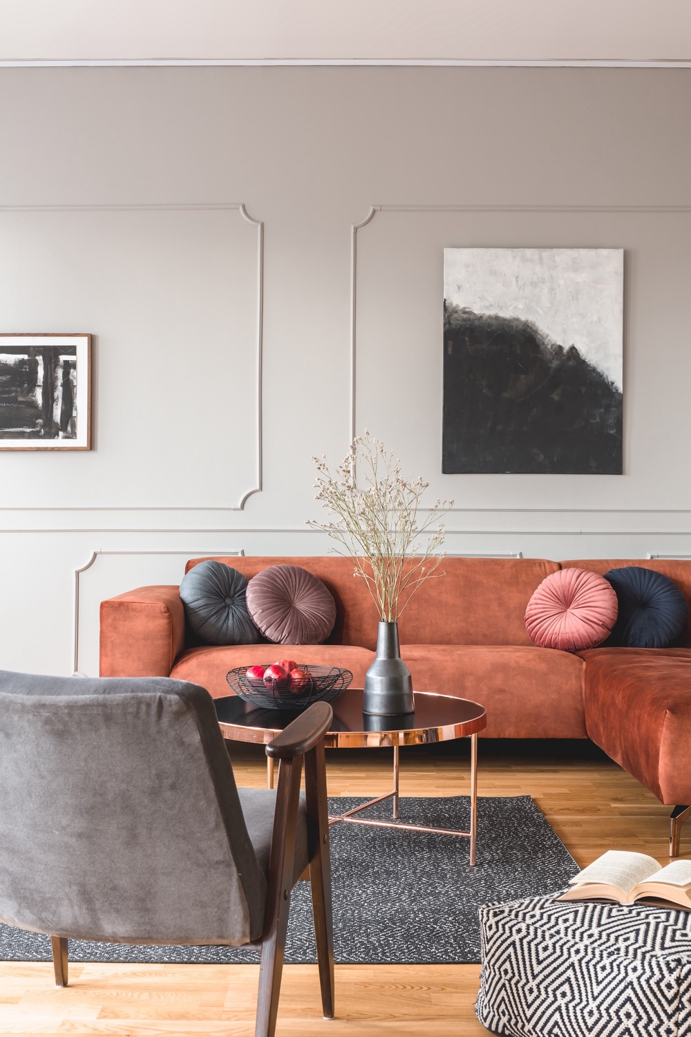 Salon moderne rénové – appartement design Antibes, Côte d’Azur