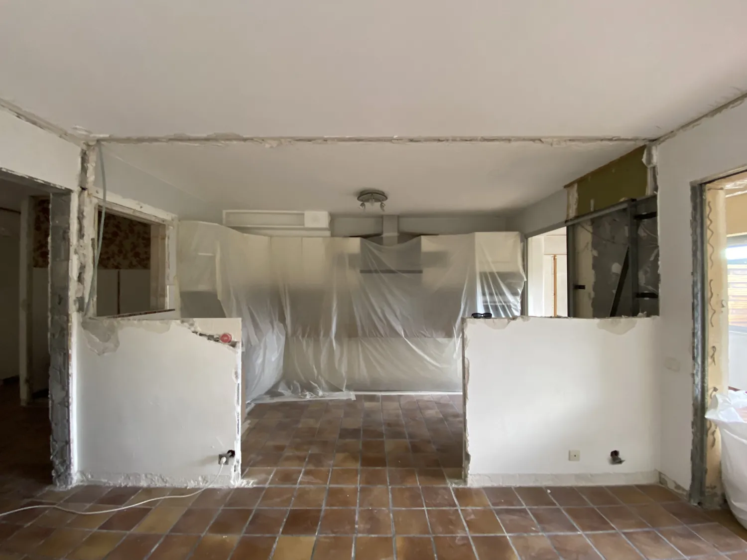 ancien salon cloisonné et cuisine fermée avant projet de fusion immobilière