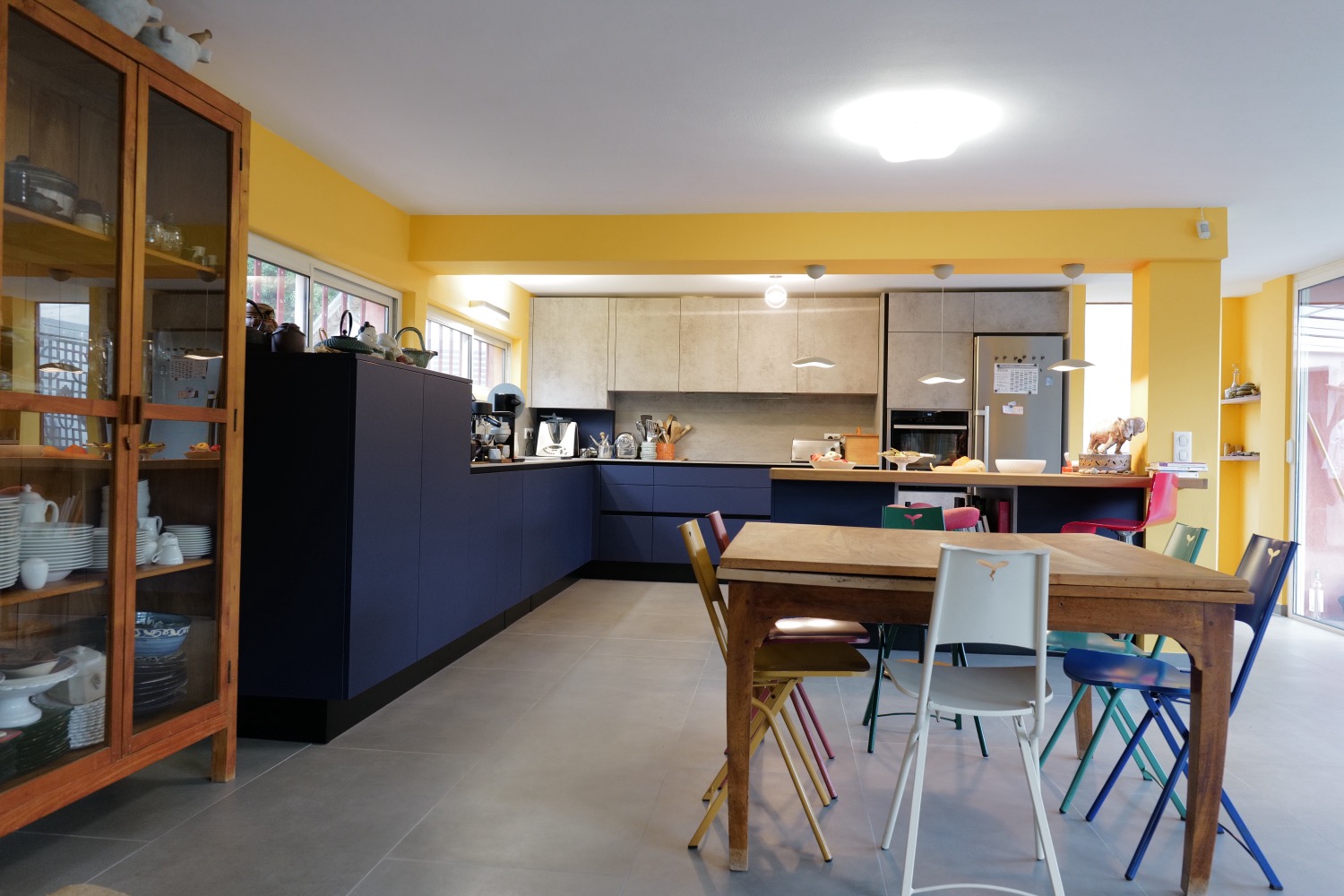 Nouvelle cuisine moderne avec salle à manger traditionnelle – rénovation villa Roquefort-les-Pins