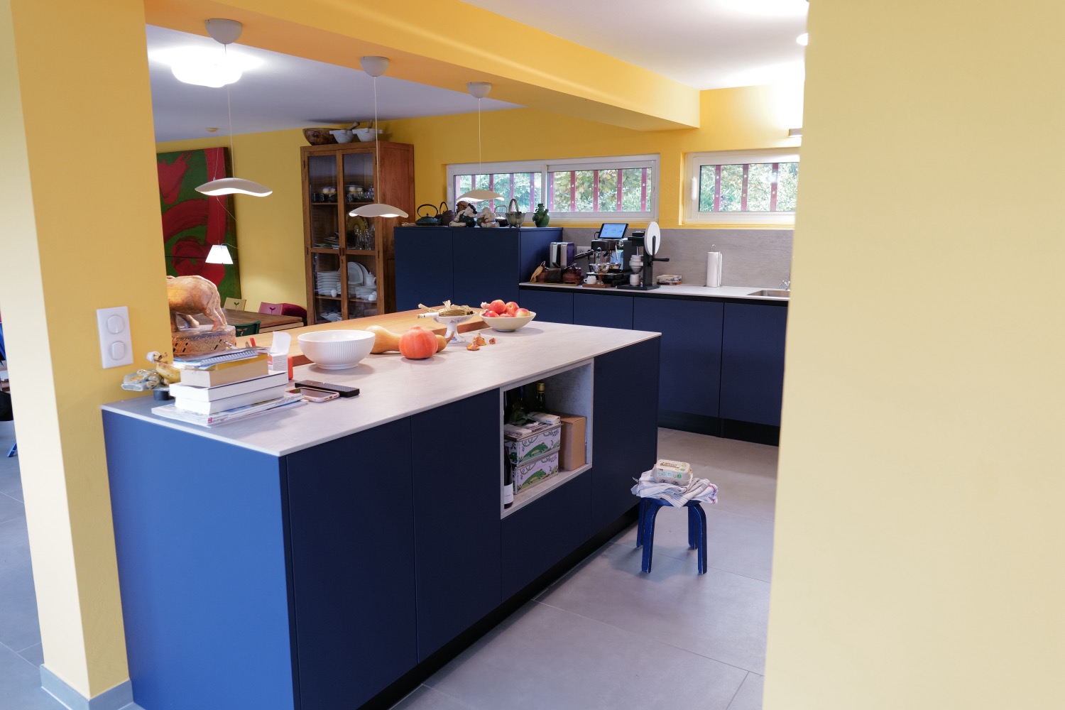 Villa Roquefort-les-Pins – cuisine ouverte sur séjour après rénovation RC Design Intérieur