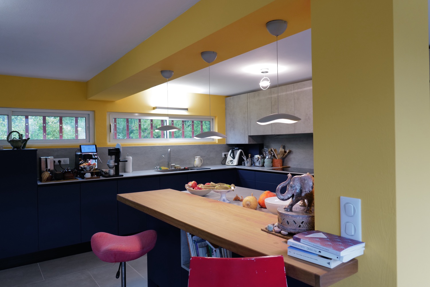 Cuisine moderne Roquefort – îlot central bi-matière carrelage et bois noble