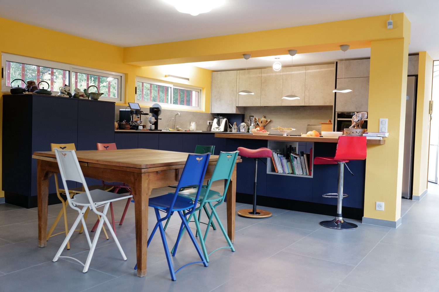 Cuisine ouverte moderne avec îlot central et éclairage suspendu – rénovation Roquefort les Pins