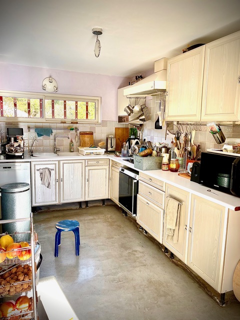 Ancienne cuisine villa Roquefort-les-Pins avant rénovation – absence de rangements