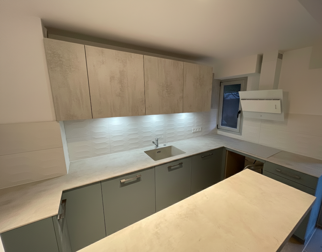 Cuisine rénovée studio Antibes – éclairage intégré et plan de travail effet pierre