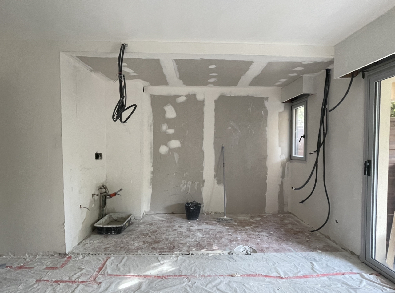 Cuisine du studio Antibes avant travaux – cloisonnée et vétuste