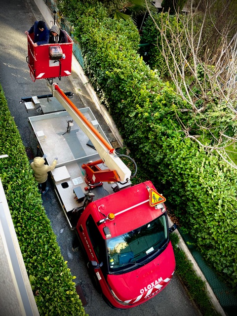 ntervention technique avec camion nacelle pour sécuriser l’étanchéité d’une véranda