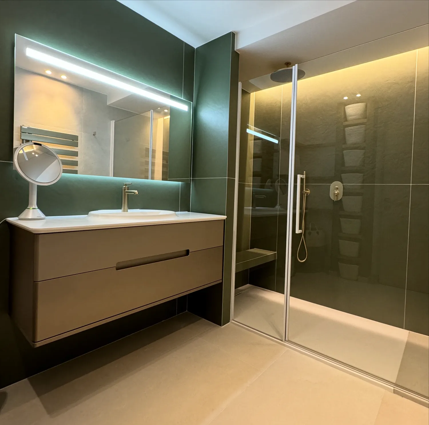 Salle de bain rénovée dans un appartement 3 pièces à Antibes, meuble vasque et douche