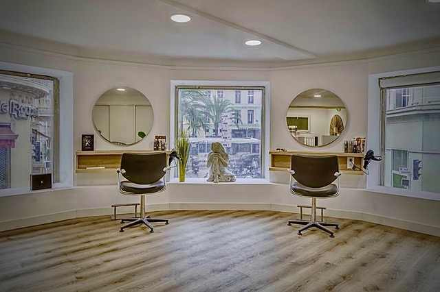 Salon de coiffure Cannes – espace de travail rénové avec plafonds lumineux et mobilier ergonomique