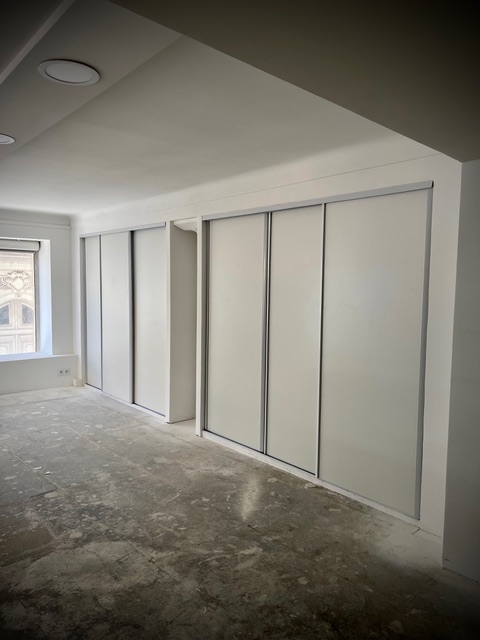 Salon de coiffure Cannes rénové – placards modernes avec portes coulissantes et corniches à spots