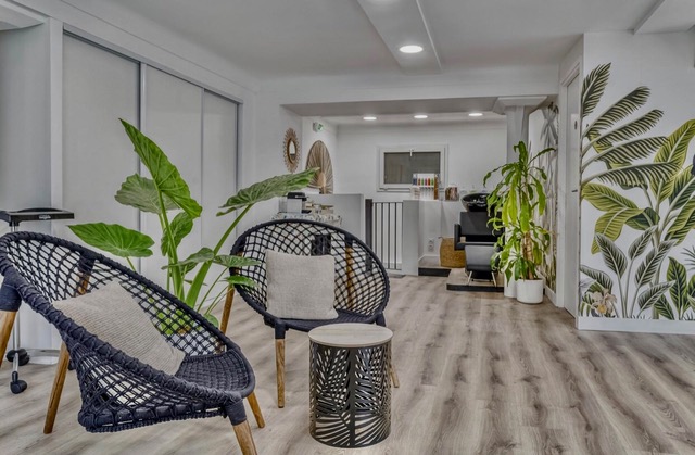 Aménagement salon de coiffure Cannes – décoration cocooning avec papier peint lessivable et mobilier moderne