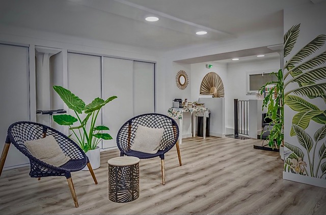 Salon de coiffure Cannes rénové – salle d’attente cosy et ambiance cocooning haut de gamme