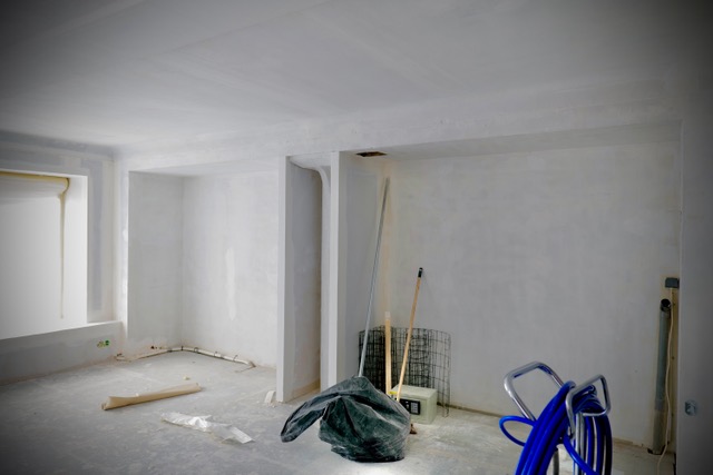 Aménagement intérieur Cannes – colonne centrale et espace rangements sur mesure avant rénovation