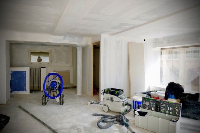 vant travaux – salon de coiffure Cannes avec coin shampoing et buanderie à rénover