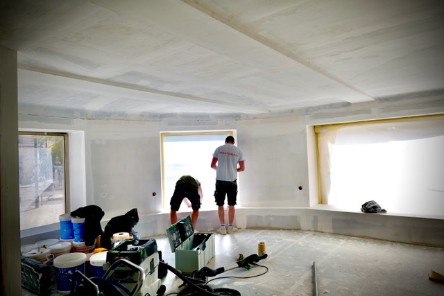 Travaux Cannes – création de corniches lumineuses et caissons de sécurité pour salon de coiffure