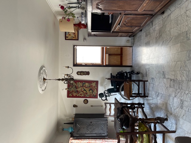 Vue d’une salle à manger datée avec ouverture réduite sur véranda – projet RC Design Intérieur à Saint-Laurent-du-Var