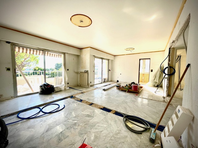 Vue d’un chantier avec circuit électrique encastré au sol pour aménagement intérieur