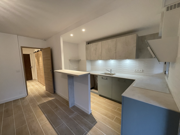 Cuisine américaine avec coin snacking – rénovation studio Antibes