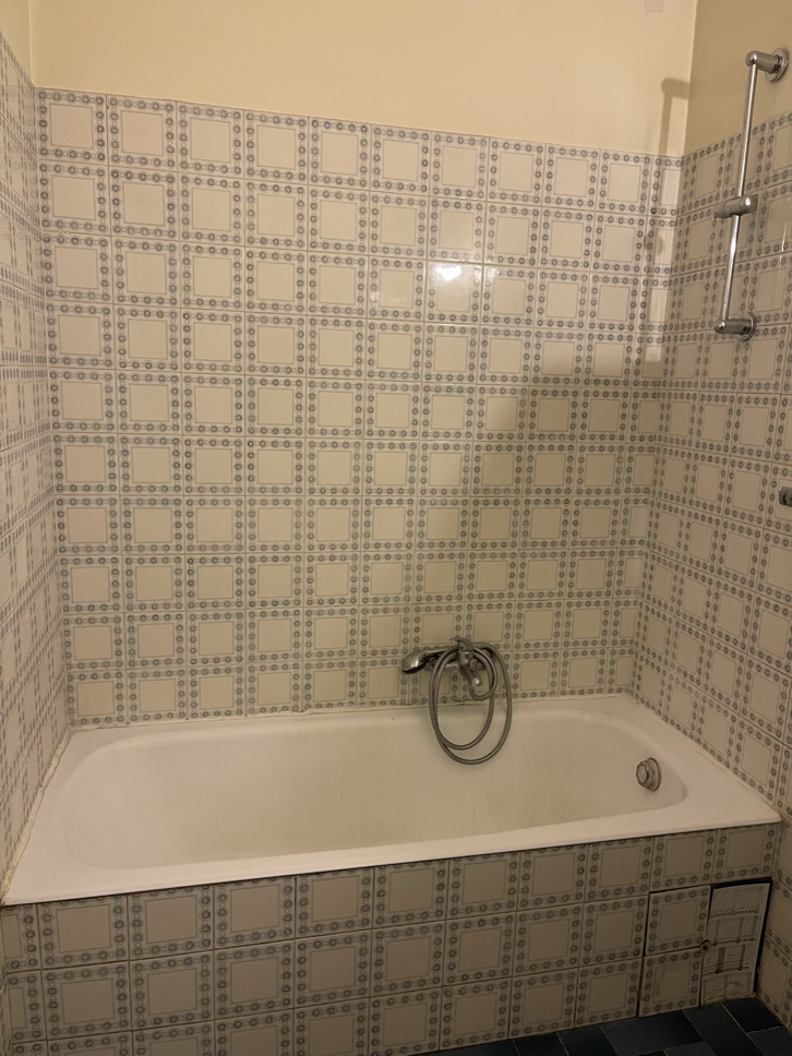 Ancienne baignoire encombrante avant transformation en douche moderne – Antibes