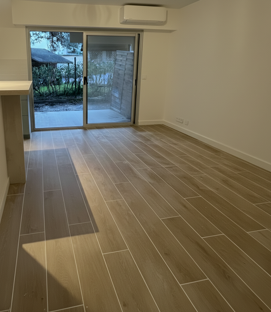 Salon rénové Antibes – carrelage imitation bois grand format et climatisation