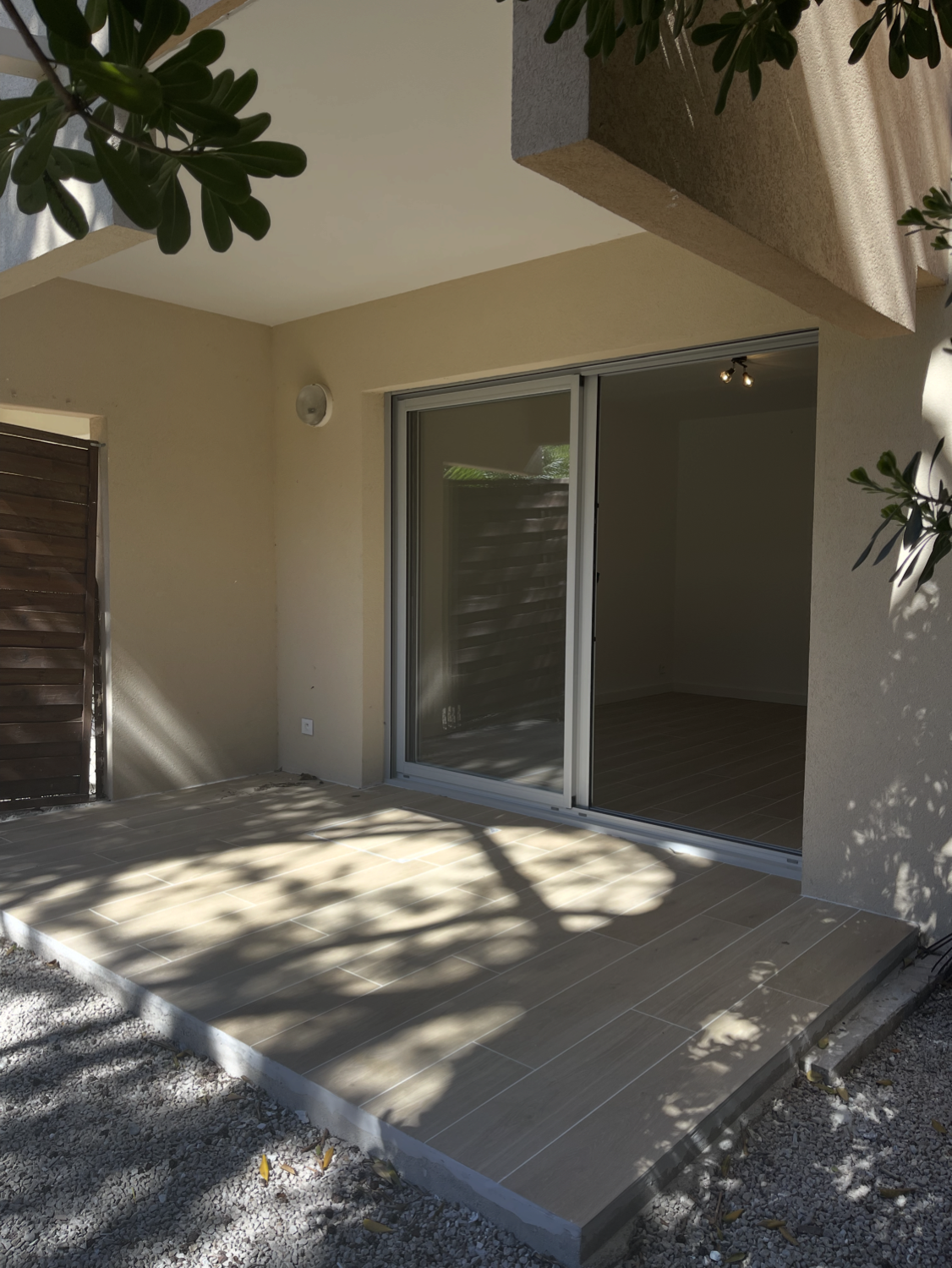 Terrasse prolongement du salon – carrelage antidérapant et appliques lumineuses Antibes