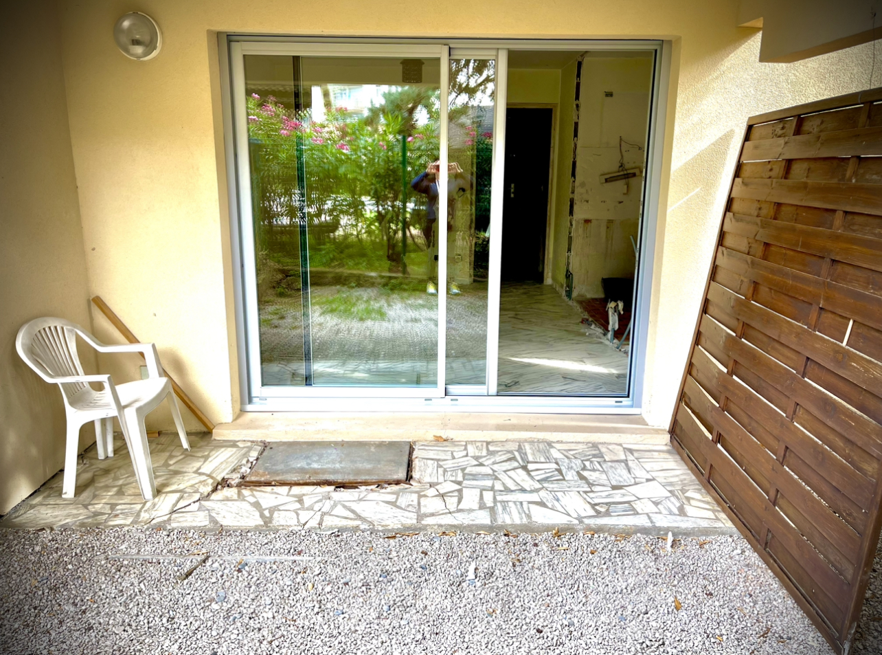 Terrasse ancienne avant rénovation lourde – studio rez-de-jardin à Antibes