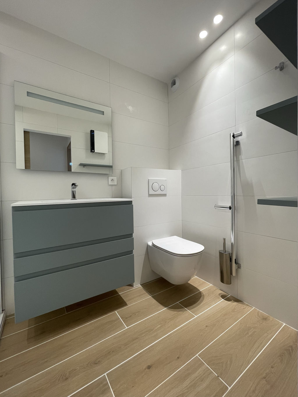 Salle d’eau moderne Antibes – WC suspendu, meuble sur mesure et miroir LED