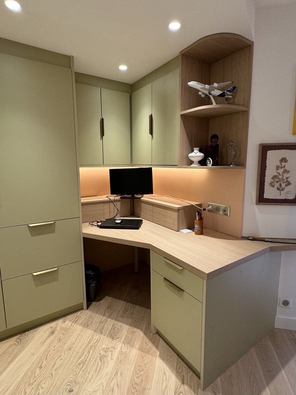 Bureau ergonomique avec rangements optimisés et éclairage LED – réalisation RC Design Intérieur Antibes