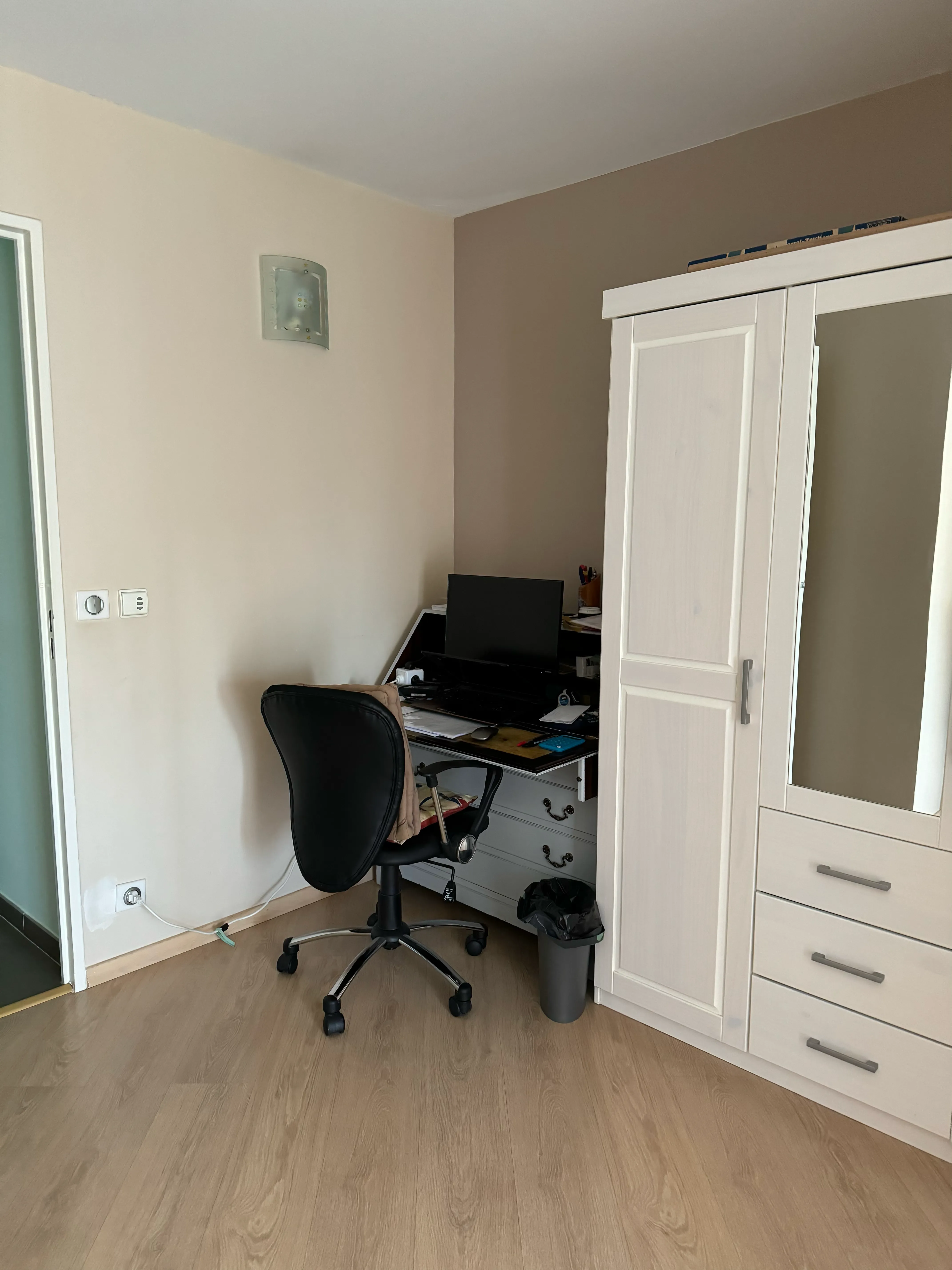 Bureau encombré à Antibes, avant travaux