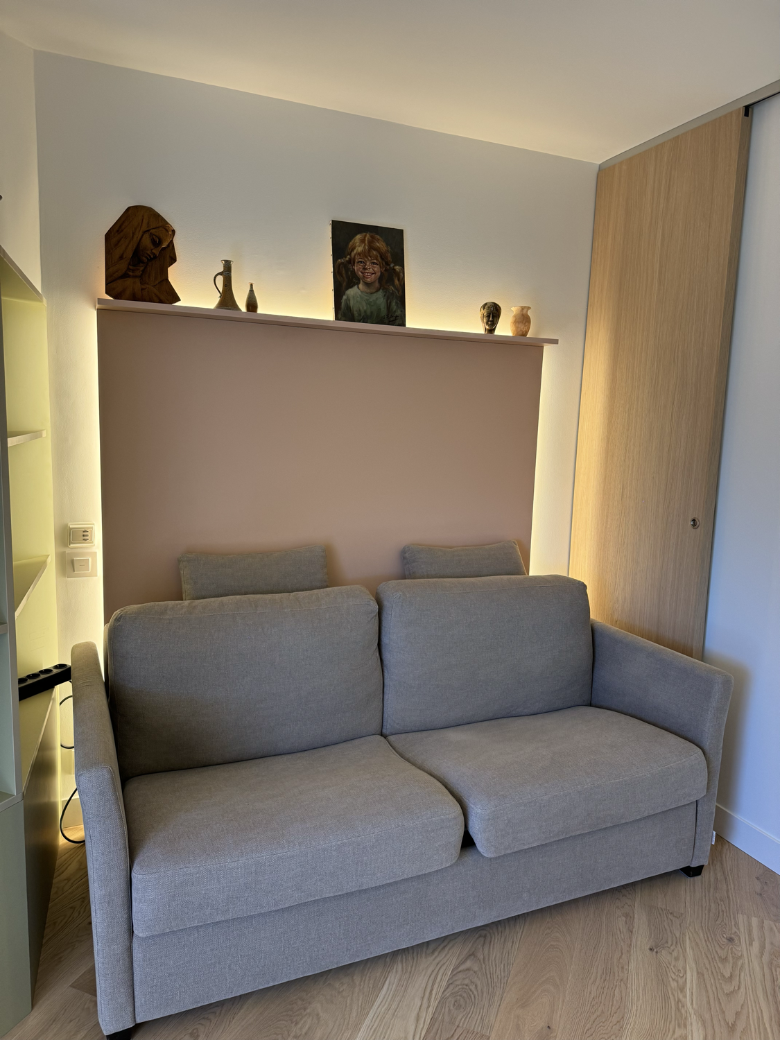 Chambre moderne à Antibes – porte coulissante bois et tête de lit rétroéclairée LED