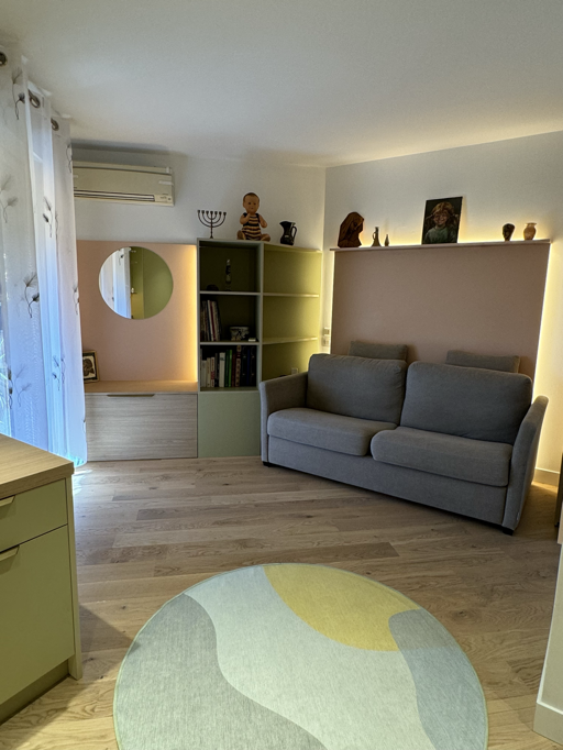Coin couchage rénové à Antibes – parquet en chêne, teintes pastel et aménagement harmonieux