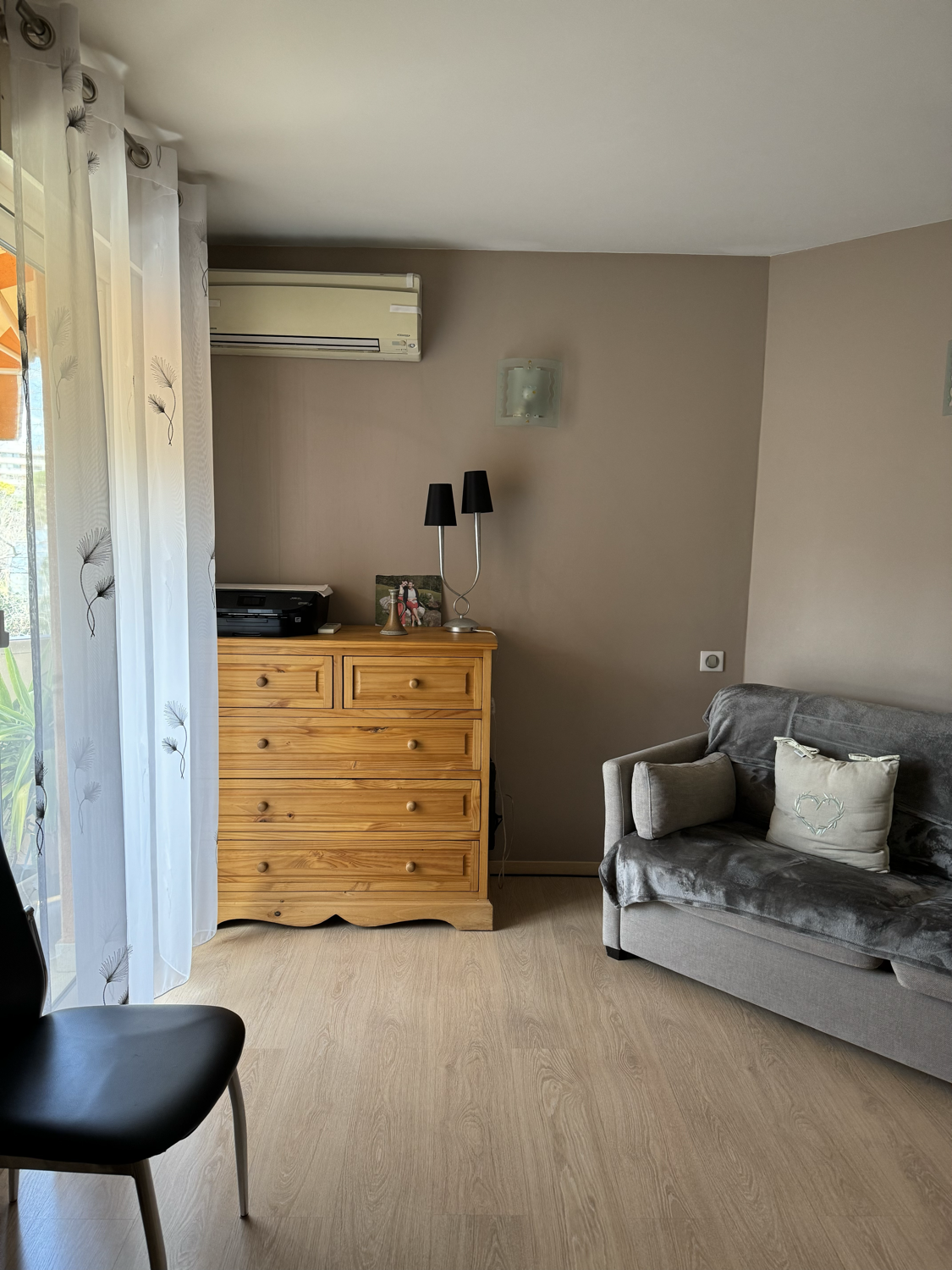 vant travaux – espace couchage d’appoint peu ergonomique dans une chambre à Antibes