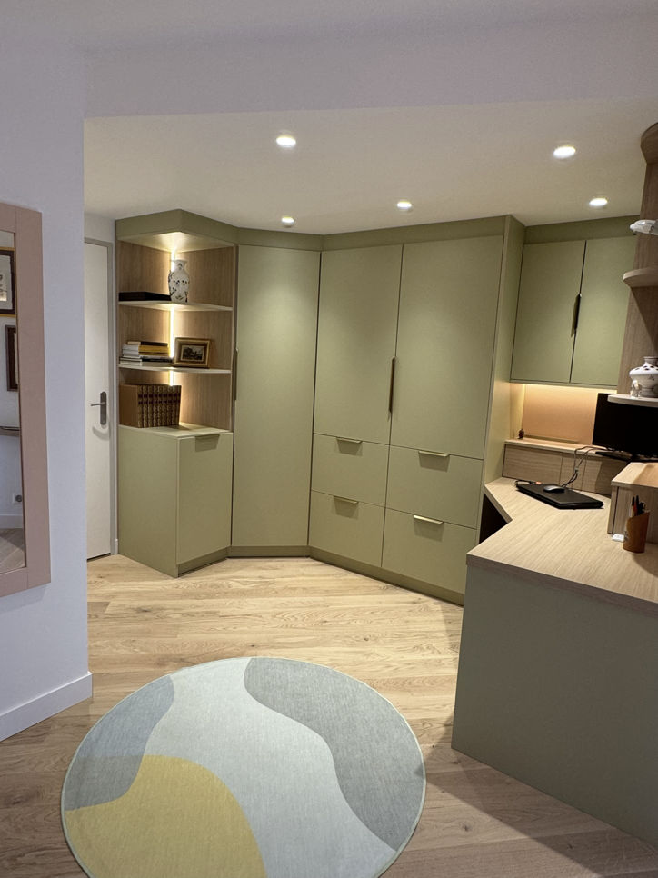 Dressing d’angle sur mesure avec éclairage intégré – rénovation RC Design Intérieur à Antibes