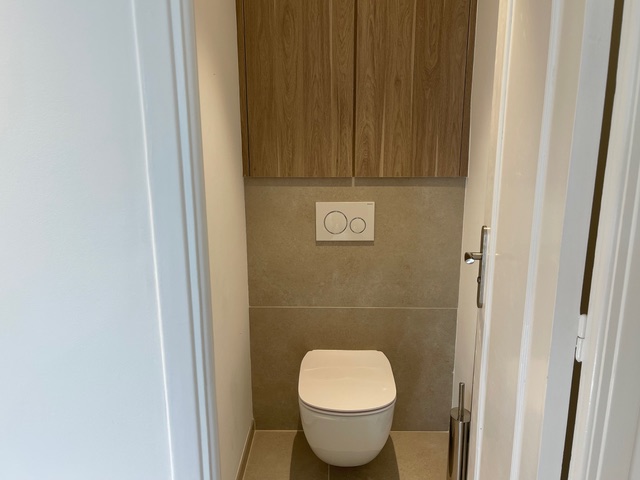 WC suspendu à Saint-Laurent-du-Var après rénovation, sans bride et carrelé