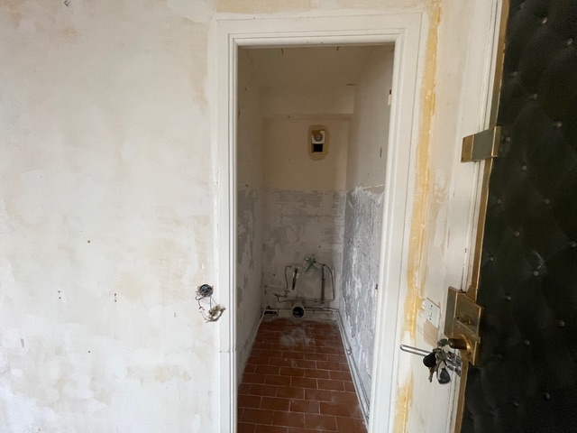 Vue d’un ancien WC invités nécessitant modernisation pour plus de confort