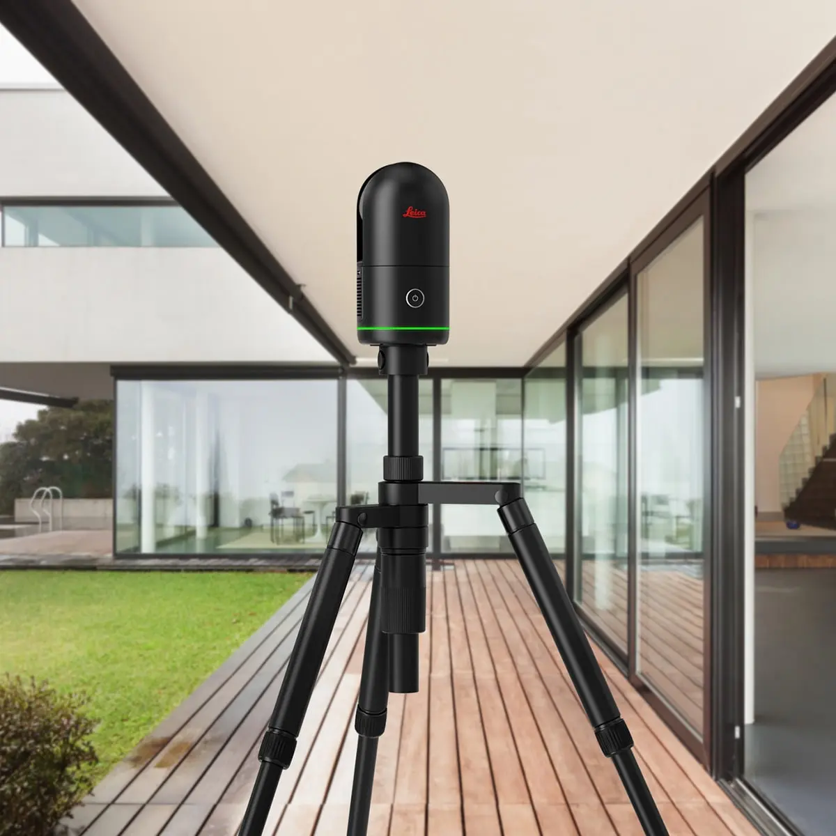 Scanner laser 3D Leica BLK360 installé sur trépied pour relevé numérique et modélisation d’une maison avant rénovation