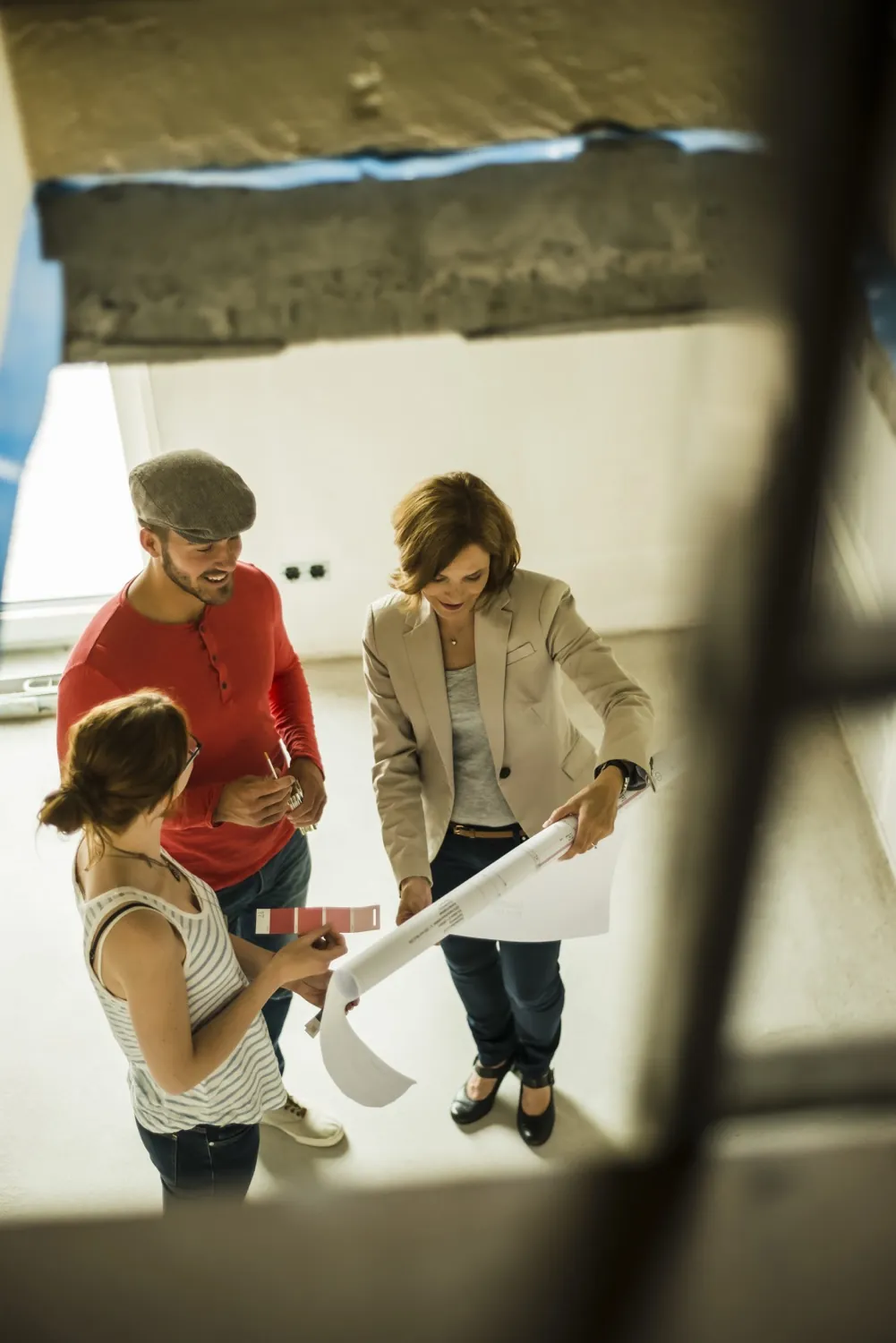 Visite de chantier avec architecte et clients pour valider les plans et les choix de rénovation intérieure